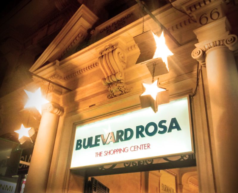 Imagen decoración Navidad Bulevard Rosa. Banderola de madera con estrellas iluminación intermitente