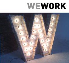 Letra W madera escultura con iluminación bombillas identidad corporativa We Work. Imagen portada