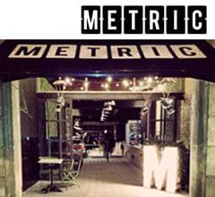 letra M del logo en madera iluminado con bombillas y neón senalética a medida restaurante Metric Market situado en la Diagonal de Barcelona. Imagen portada