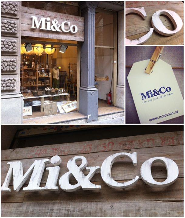 Imágenes rótulo exterior madera tienda Mi&Co Rótulo Mi