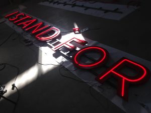 mobiliario neonflex para festival música