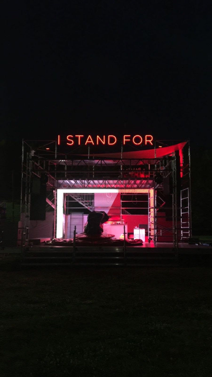 Beefeater patrocina stand con rótulos neonflex