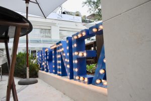 letras con bombillas para hotel Martinez