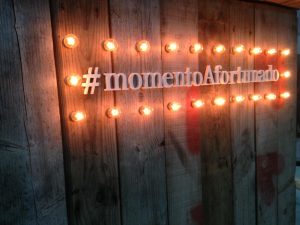 madera reciclada y bombillas para barra eventos