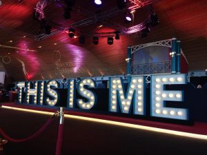 letras con bombillas para evento The Greatest Showman