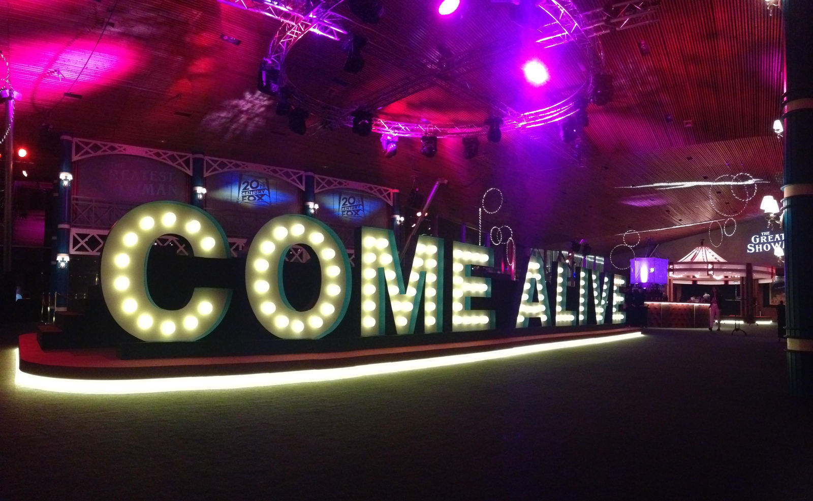 letras gigantes de aluminio con bombillas grandes